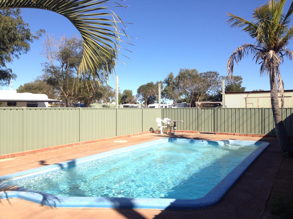 Outback Oasis Caravan Park Carnarvon Esterno foto